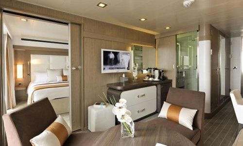 Wohnbereich mit Blick in Schlafzimmer Prestige Suite auf der Luxuskreuzfahrtyacht L'Austral der Reederei Ponant