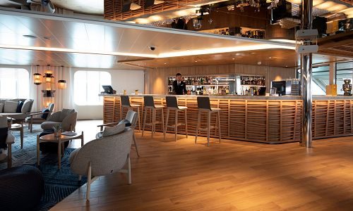Bar in der Main Lounge auf dem Luxusexpeditionsschiff Le Laperouse der Reederei Ponant