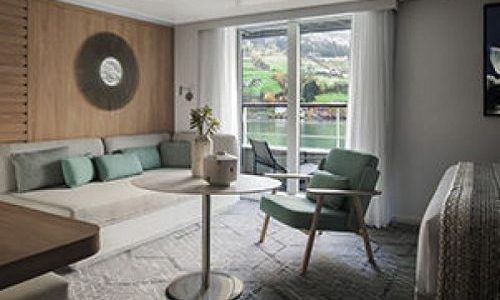 Wohnzimmer in der Privilege Suite auf dem Luxus Expeditionskreuzfahrtschiff Le Laperouse der Reederei Ponant