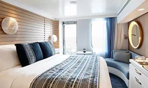 Deluxe Kabine mit Blick auf Balkon auf dem Luxus Expeditionskreuzfahrtschiff Le Laperouse der Reederei Ponant