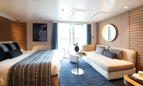 Sofa mit Blick auf Balkon auf dem Luxus Expeditionskreuzfahrtschiff Le Laperouse der Reederei Ponant