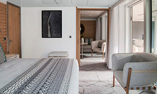 Schlafzimmer mit Blick ins Wohnzimmer Grand Delux Suite auf dem Luxus Expeditionskreuzfahrtschiff Le Laperouse der Reederei Ponant