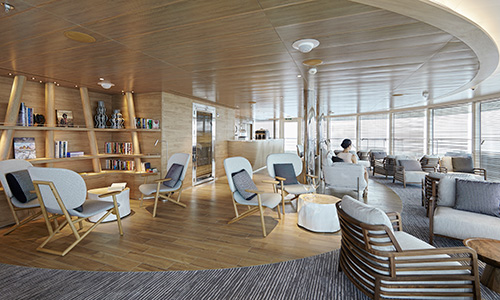 Panorama Lounge auf dem Luxusexpeditionsschiff Le Laperouse der Reederei Ponant