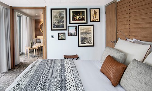 Schlafzimmer Onwer Suite mit Blick ins Wohnwzimmer auf dem Luxus Expeditionskreuzfahrtschiff Le Laperouse der Reederei Ponant