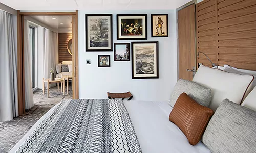 Schlafzimmer Onwer Suite mit Blick ins Wohnwzimmer auf dem Luxus Expeditionskreuzfahrtschiff Le Laperouse der Reederei Ponant