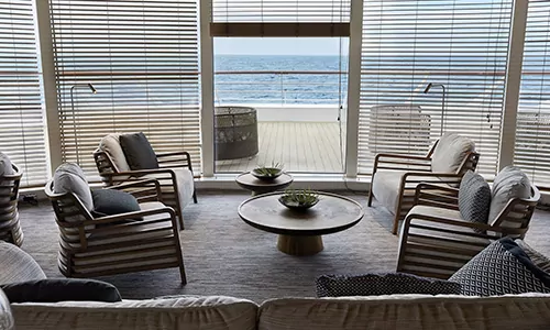 Panorama Lounge Sitzgruppe auf dem Luxusexpeditionsschiff Le Laperouse der Reederei Ponant