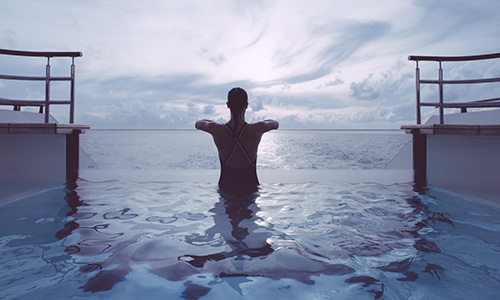 Infinity Pool auf dem Luxusexpeditionsschiff Le Laperouse der Reederei Ponant
