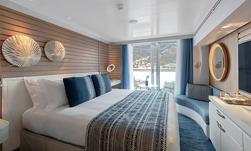 Blick in die Prestige Kabine mit Balkon auf dem Luxus Expeditionskreuzfahrtschiff Le Laperouse der Reederei Ponant