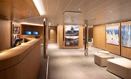 Rezeption auf dem Luxusexpeditionsschiff Le Laperouse der Reederei Ponant