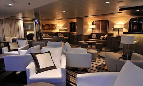 Sitzgruppen in der Main Lounge auf der Luxuskreuzfahrtyacht Le Boréal der Reederei Ponant