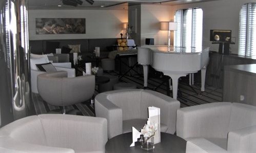 Lounge mit Piano auf der Luxuskreuzfahrtyacht Le Boréal der Reederei Ponant
