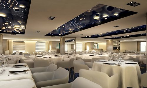 Vornehm gedeckte Tische im Gourmet Restaurant auf dem Luxuskreuzfahrtschiff Le Boreal der Reederei Ponant