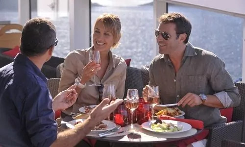Grill Restaurant auf dem Luxusexpeditionsschiff Le Laperouse der Reederei Ponant