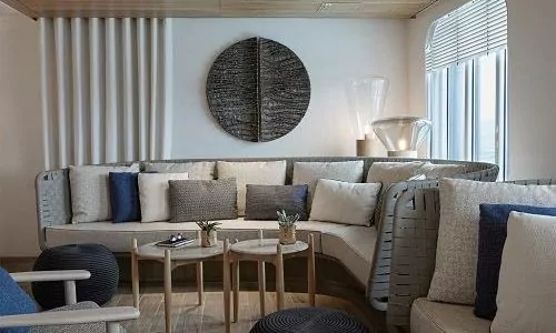 Eckbank in der Main Lounge auf dem Luxusexpeditionsschiff Le Laperouse der Reederei Ponant