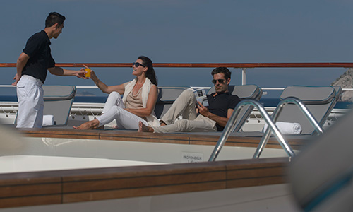 Gäste am Pool auf dem Luxuskreuzfahrtschiff Le Lyrial der Reederei Ponant