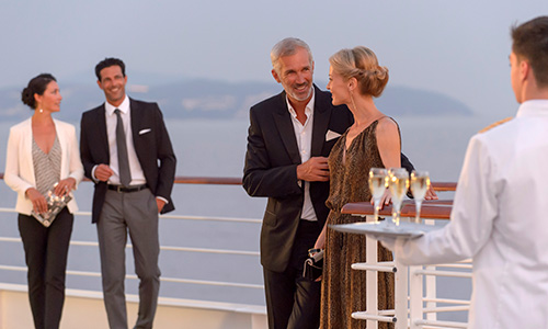 Gäste an der Open Air Bar auf der Luxuskreuzfahrtyacht Le Lyrial der Reederei Ponant