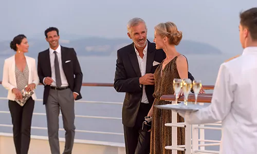 Gäste an der Open Air Bar auf der Luxuskreuzfahrtyacht Le Lyrial der Reederei Ponant