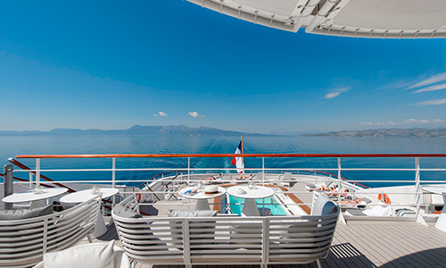 Open Air Bar auf dem Luxuskreuzfahrtschiff Le Lyrial der Reederei Ponant