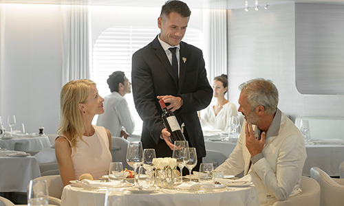 Gäste beim Dinner im Gourmet Restaurant auf dem Luxuskreuzfahrtschiff Le Lyrial der Reederei Ponant