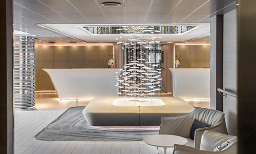 Rezeption und Atrium auf der Luxuskreuzfahrtyacht Le Lyrial der Reederei Ponant