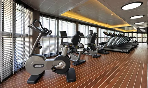 Fitnessgeräte auf der Luxuskreuzfahrtyacht Le Lyrial der Reederei Ponant