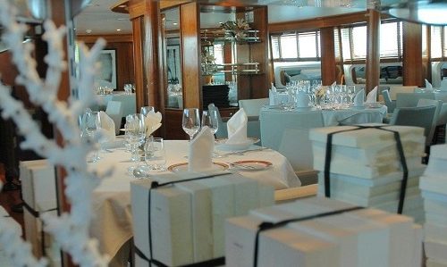 Gedeckte Tische im Gourmetrestaurant auf der Le Ponant