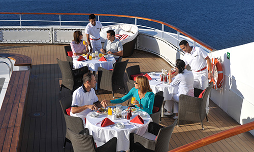 Grillrestaurant Terrasse auf dem Luxuskreuzfahrtschiff Le Soleal der Reederei Ponant