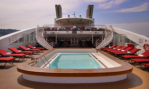Pooldeck auf dem Luxuskreuzfahrtschiff Le Soleal der Reederei Ponant
