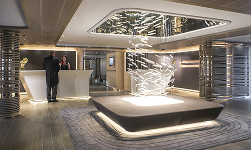 Rezeption auf dem Luxuskreuzfahrtschiff Le Soleal der Reederei Ponant