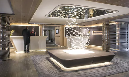 Rezeption auf dem Luxuskreuzfahrtschiff Le Soleal der Reederei Ponant