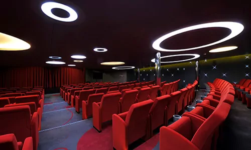 Theater auf dem Luxuskreuzfahrtschiff Le Soleal der Reederei Ponant
