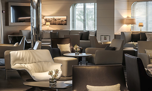 Sitzgruppen Main Lounge auf dem Luxuskreuzfahrtschiff Le Soleal der Reederei Ponant