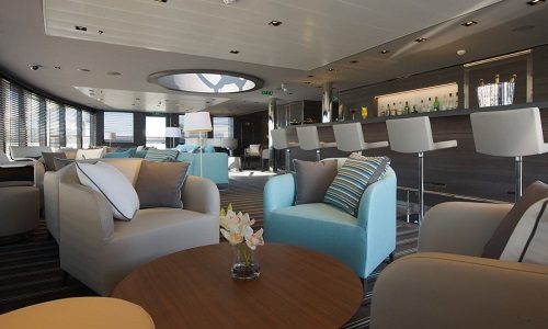 Panorama Lunge mit ar auf dem Luxuskreuzfahrtschiff Le Soleal der Reederei Ponant