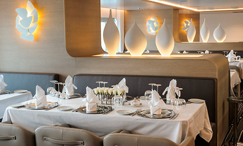 Gedeckter Tisch im Gourmet Restaurant auf dem Luxuskreuzfahrtschiff Le Soleal der Reederei Ponant