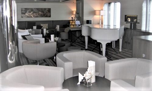 Lounge mit Piano auf der Luxuskreuzfahrtyacht L'Austral der Reederei Ponant