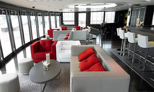 Panorama Lounge Sitzgruppe innen auf der Luxuskreuzfahrtyacht L'Austral der Reederei Ponant