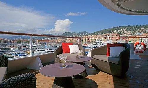 Panorama Lounge Terrasse auf der Luxuskreuzfahrtyacht L'Austral der Reederei Ponant