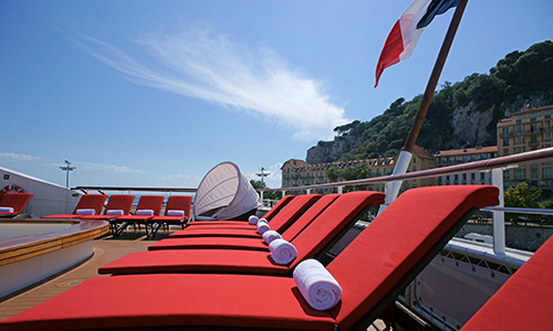 Liegen am Pool auf der Luxuskreuzfahrtyacht L'Austral der Reederei Ponant