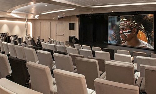 Theater an Bord des Ponant Luxusexpeditionsschiffes Le Bougainville