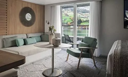 Wohnzimmer mit Blick auf Balkon der Privilege Suite auf dem Kreuzfahrtschiff Le Champlain der Reederei Ponant