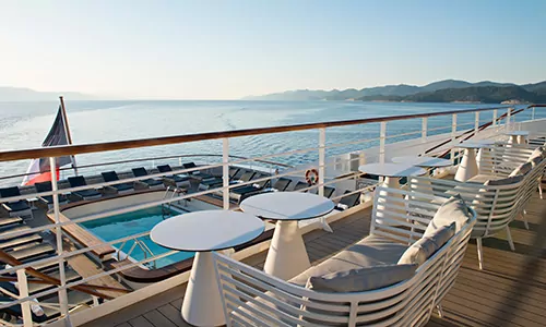 Open Air Bar auf der Luxuskreuzfahrtyacht Le Lyrial der Reederei Ponant