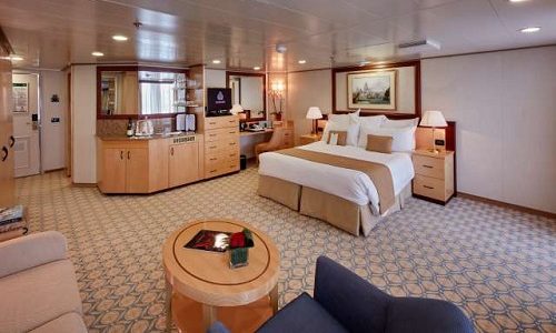 Schlaf- und Wohnbereich der Queens Suite auf der Queen Elizabeth