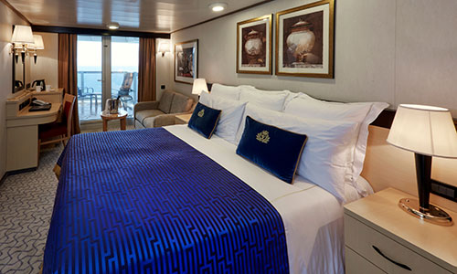 Britannia Club Balkonkabine mit Kingsizebett und Schreibtisch