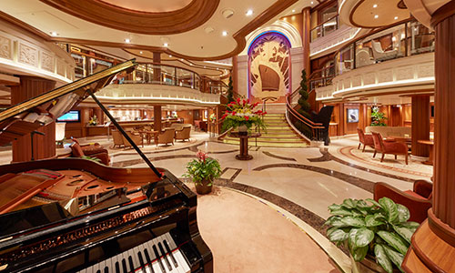 An Bord der Queen Elizabeth Grand Lobby