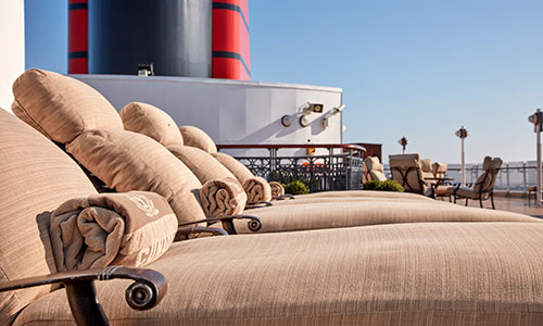An Bord der Queen Elizabeth Grills Terrasse