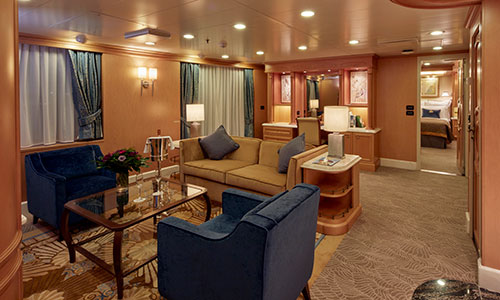 Wohnbereich in einer Grand Suite auf der Queen Elizabeth