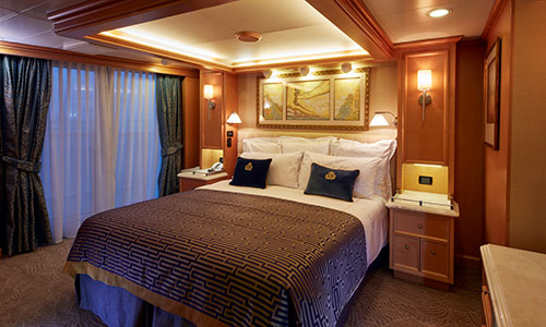 Schlafzimmer in der Grand Suite auf der Queen Elizabeth