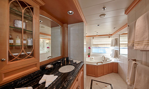 Badezimmer in der Queens Master Suite auf der Queen Elizabeth