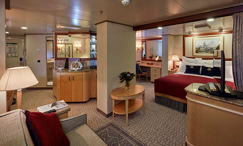 Wohnbereich mit Blick ins Schlafzimmer im Queens Penthaus