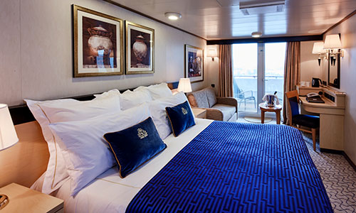 Britannia Balkonkabine mit Kingsizebett und Schreibtisch